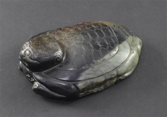 A Chinese grey and black jade figure of a recumbent turtle, 18th / 19th century, 12.5cm